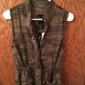 Me Jane Camo Vest
